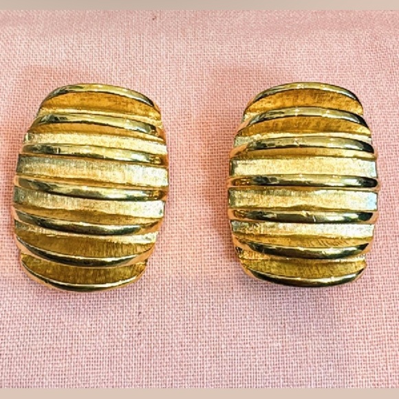 Givenchy Vintage Gold Earrings - Picture 1 of 1